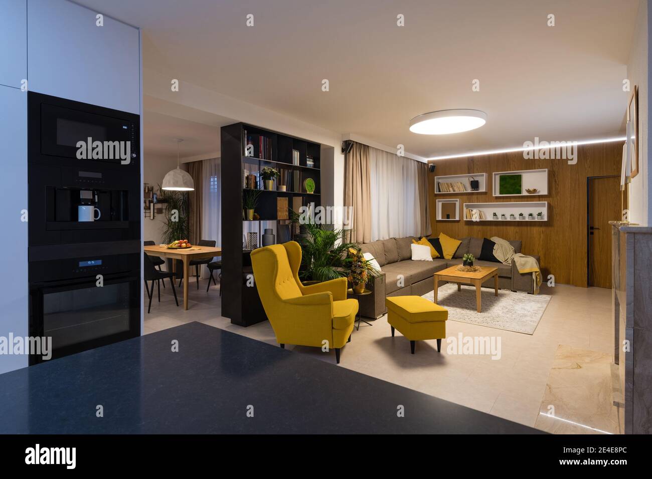 Modernes Haus Interieur - offenes Konzept, Küche, Wohnzimmer und Esszimmer Stockfoto