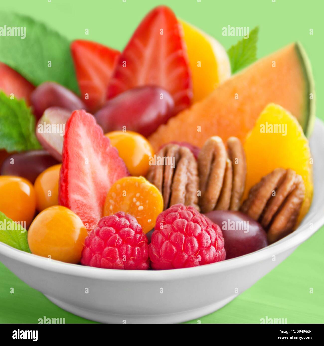 Frische Früchte und Nüsse mit Kräutern Nahaufnahme Stockfoto