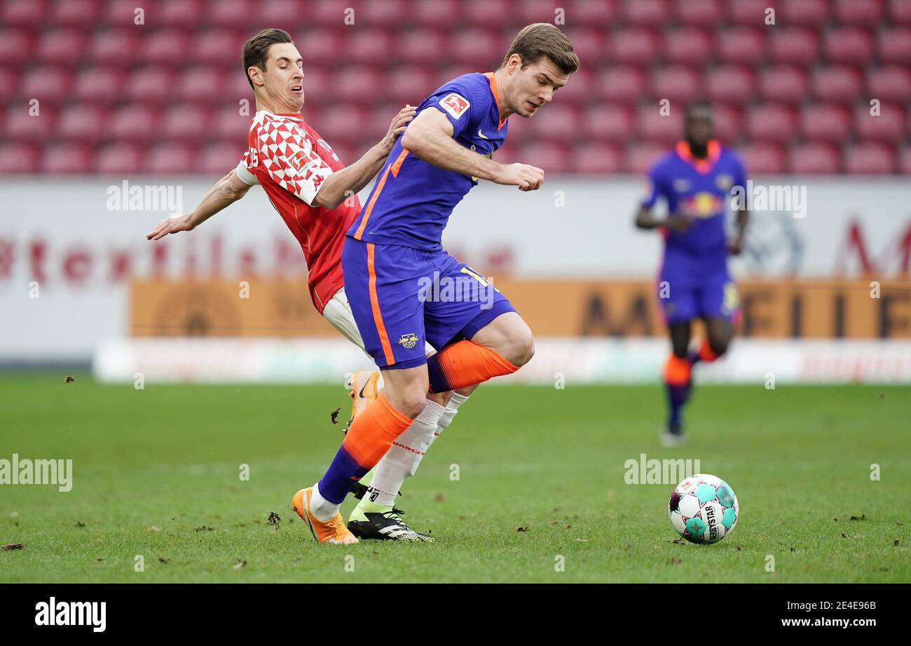 Stadt Mainz, Deutschland. 23. Jan 2021. firo: 23.01.2021 Fußball: 1. Bundesliga, Saison 2020/21 FSV Mainz - RB Leipzig von links nach rechts Dominik Kohr, Alexander Soerloth (Leipzig) Bildquelle: Thorsten Wagner/Witters/POOL/via firoportphoto zur Verwendung weltweit/dpa/Alamy Live News Stockfoto