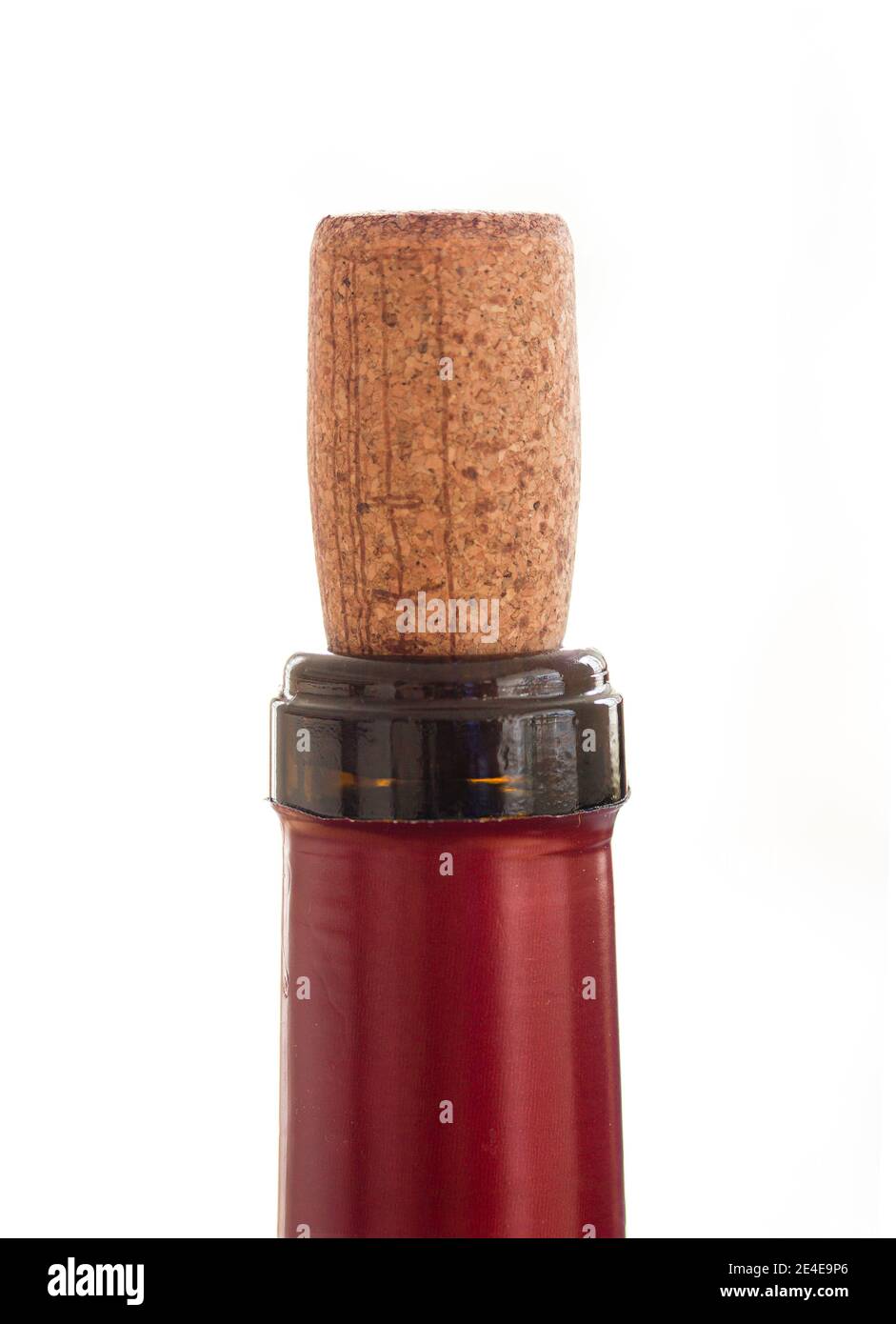 Cork auf dem Hals einer Weinflasche. Der Stecker war vorher abgesteckt und wird später wieder zum Trinken aufgesteckt. Nahaufnahme Studioaufnahme isoliert auf weißem Hintergrund Stockfoto