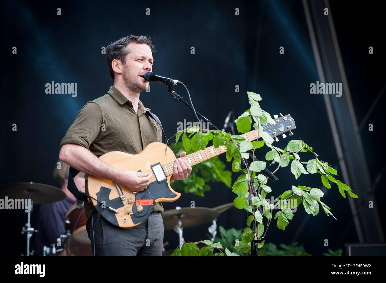 Jan Scott Wilkinson von British Sea Power spielt live auf der Bühne beim Common People Festival, Southampton Common, Southampton. Stockfoto