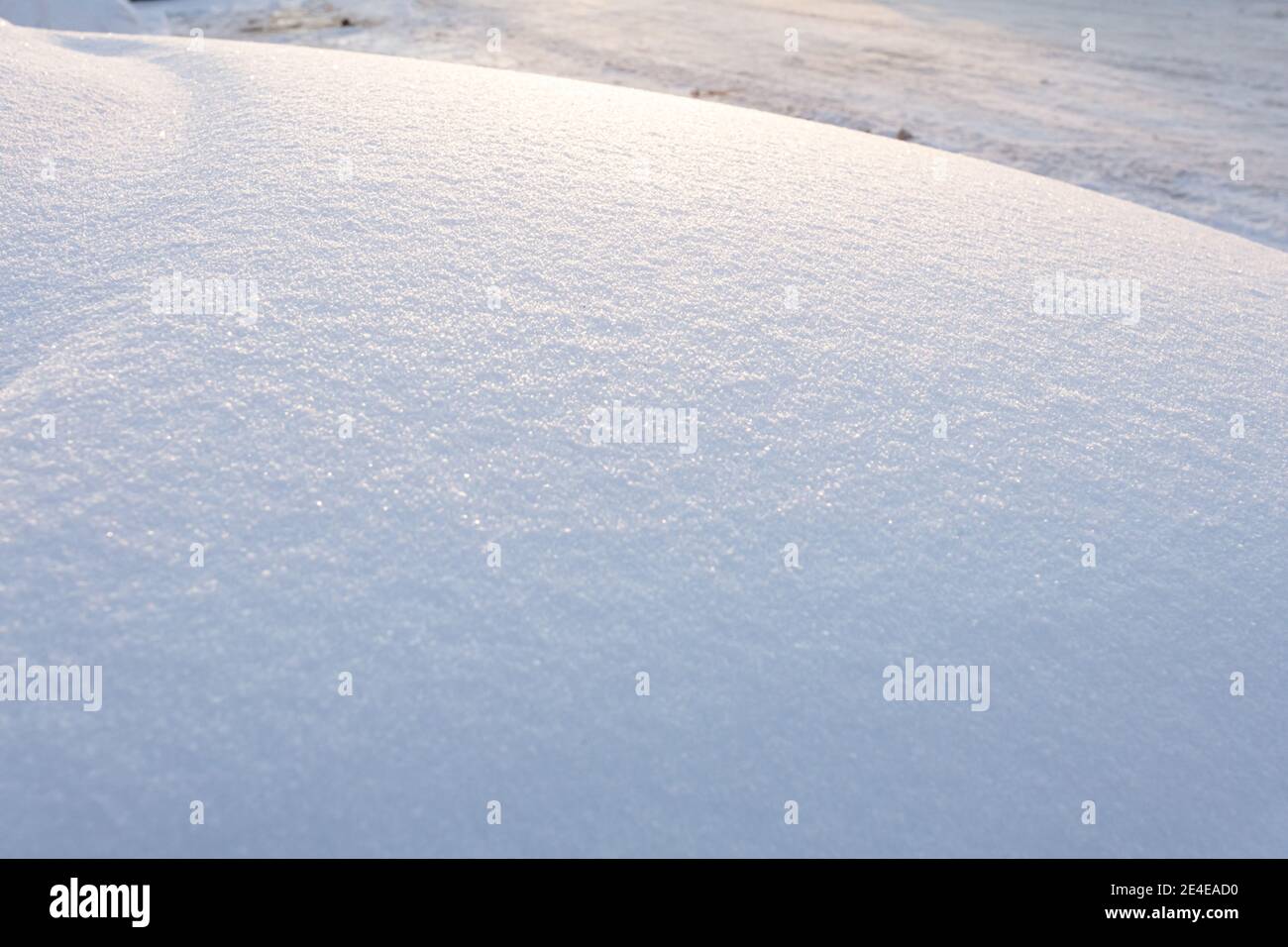 Reiner, weißer Schnee, es gibt einen Platz für Text. Konzept, frostiger Winter. Hochwertige Fotos Stockfoto