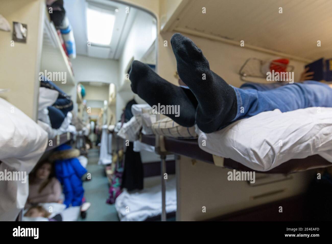 Männliche Beine in schwarzen Socken im Gang des Zuges Auto Stockfoto