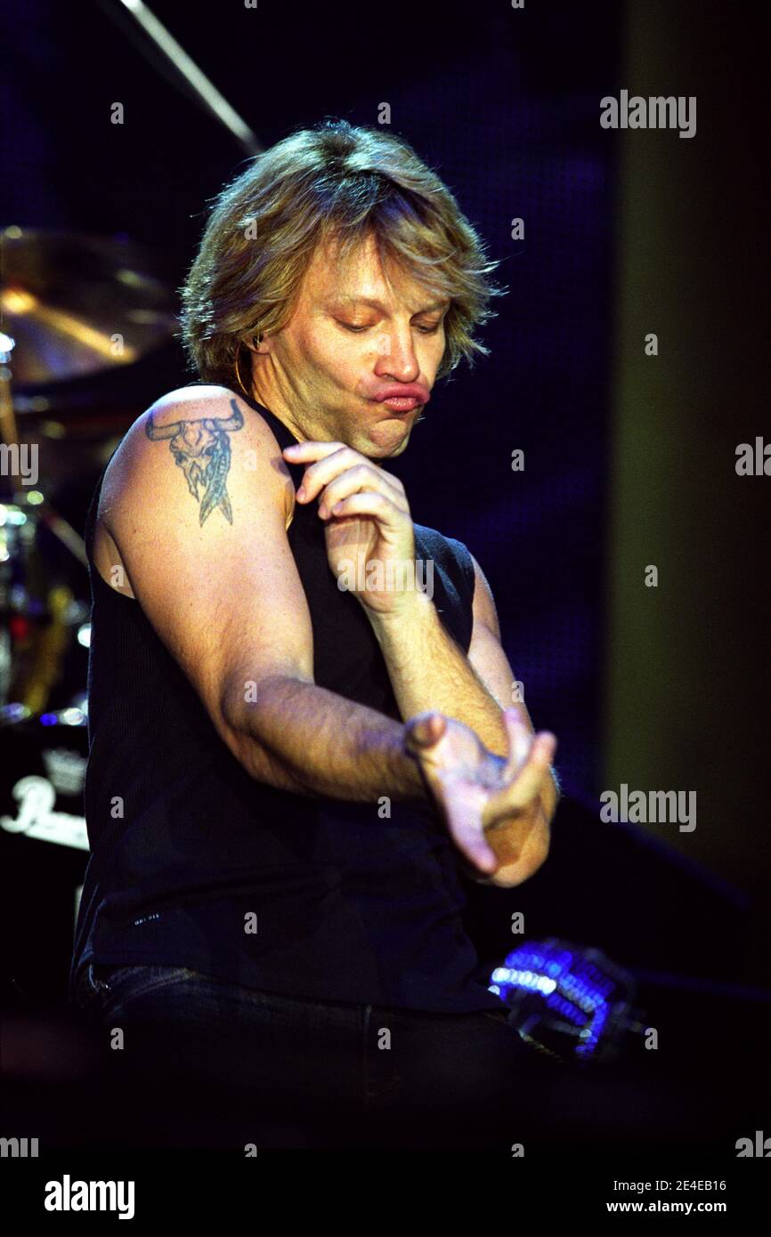 Jon Bon Jovi von Bon Jovi auf der Bühne beim 'Chris Tarrant Capital Request Concert' in der Wembley Arena in London, Großbritannien. September 2002 Stockfoto