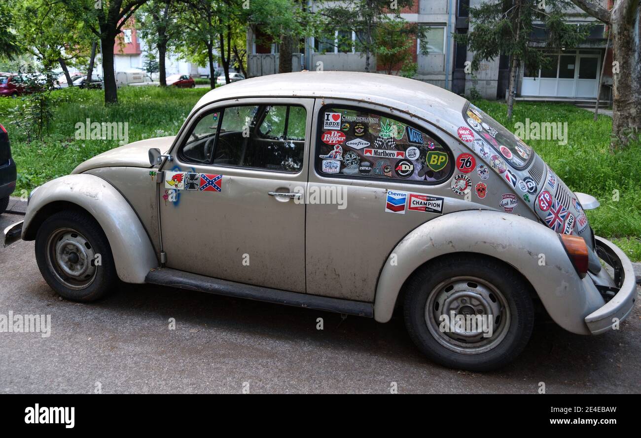 Kultauto und Oldtimer VW Käfer, der auf der ganzen Welt vorbei ist, mit vielen Aufklebern auf ihr, verbringt die letzten Tage verlassen. Stockfoto