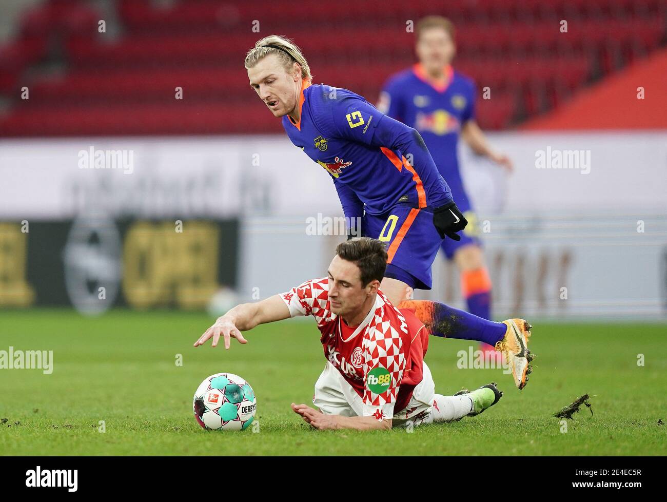 Stadt Mainz, Deutschland. 23. Jan 2021. firo: 01/23/2021 Fußball: Fußball: Bundesliga, Saison 2020/21 FSV Mainz - RB Leipzig von links nach rechts Emil Forsberg, Dominik Kohr (Mainz) Credit: Thorsten Wagner/Witters/POOL/via firoportphoto/usage worldwide/dpa/Alamy Live News Stockfoto