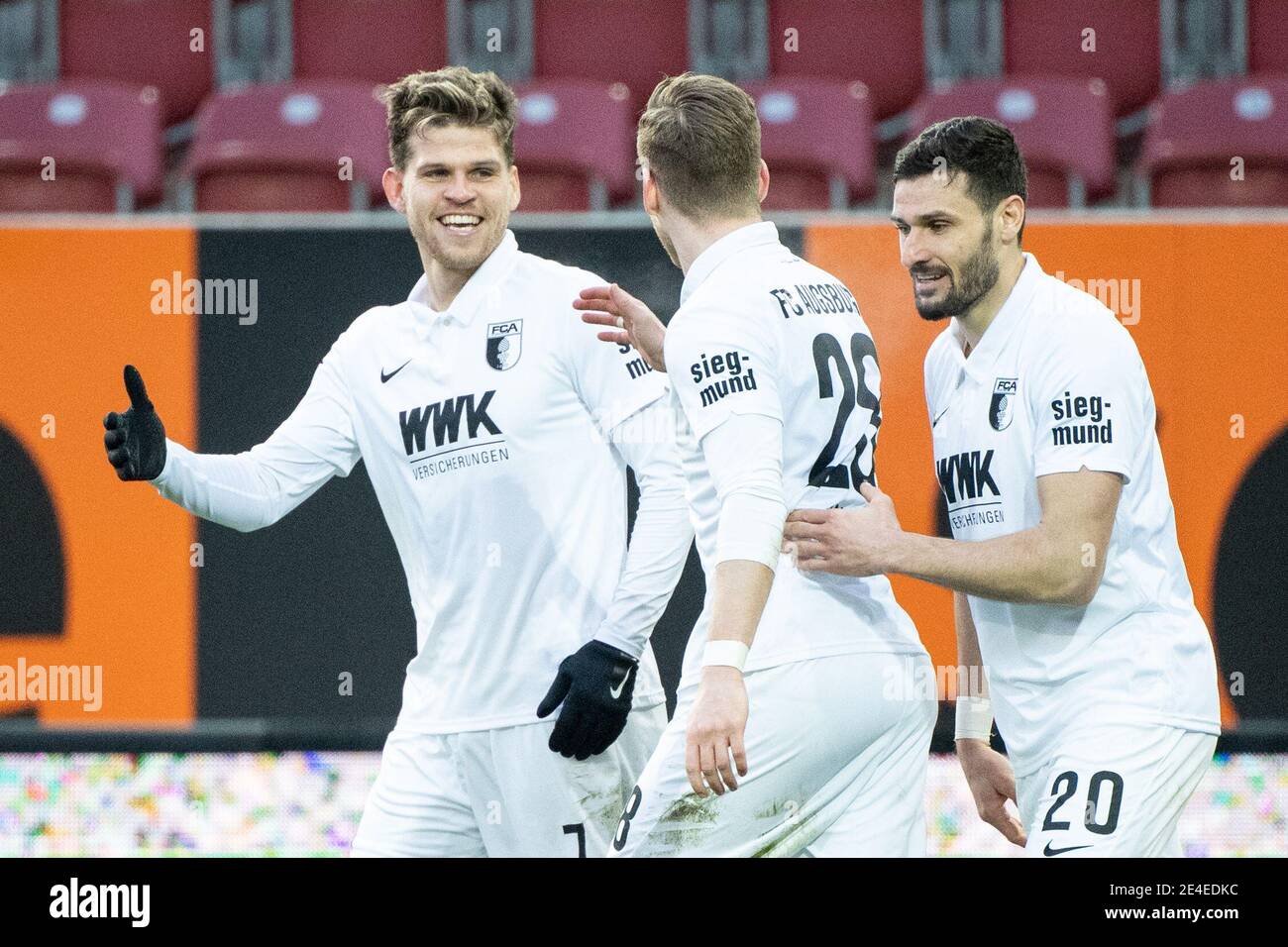 Augsburg, Deutschland. Januar 2021. Fußball: Bundesliga, FC Augsburg - 1. FC Union Berlin, Matchday 18 in der WWK Arena. Torschütze Florian Niederlechner (l-r) feiert mit Andre Hahn und Daniel Caligiuri sein 2:1-Tor. Quelle: Matthias Balk/dpa - WICHTIGER HINWEIS: Gemäß den Bestimmungen der DFL Deutsche Fußball Liga und/oder des DFB Deutscher Fußball-Bund ist es untersagt, im Stadion und/oder des Spiels aufgenommene Fotos in Form von Sequenzbildern und/oder videoähnlichen Fotoserien zu verwenden oder zu verwenden./dpa/Alamy Live News Stockfoto