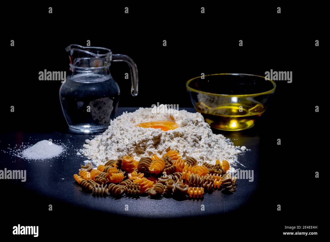 Alle Zutaten, um armonia Pasta zu erhalten. Mehl, Ei, Wasser, Olivenöl und Salz, notwendig, um Spaghetti zu machen. Stockfoto