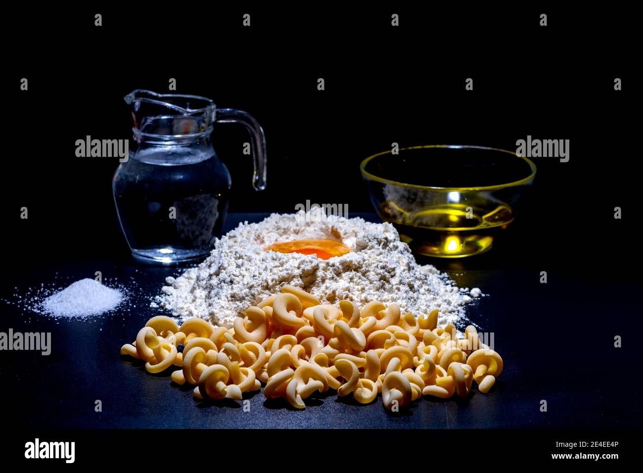Alle Zutaten, um fungetto zu erhalten. Mehl, Ei, Wasser, Olivenöl und Salz, notwendig, um Spaghetti zu machen. Stockfoto