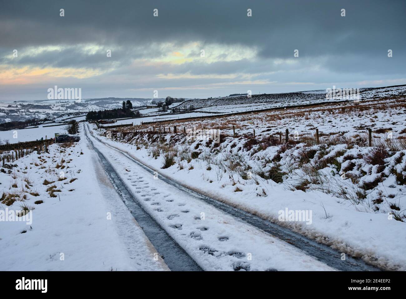 Schnee und trübe Himmel den ganzen Tag und Blick nach Nordosten Über Nidderdale in Yorkshire Dales Stockfoto