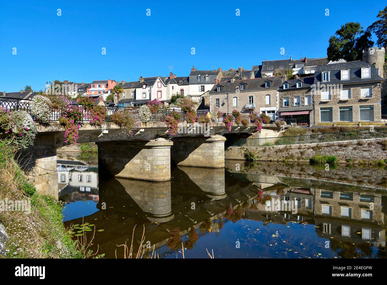 Fluss Oust, Teil des Kanals Nantes bei Brest, und geblümte Brücke bei Josselin, einer Gemeinde im Département Morbihan in der Bretagne im Nordwesten Frankreichs Stockfoto