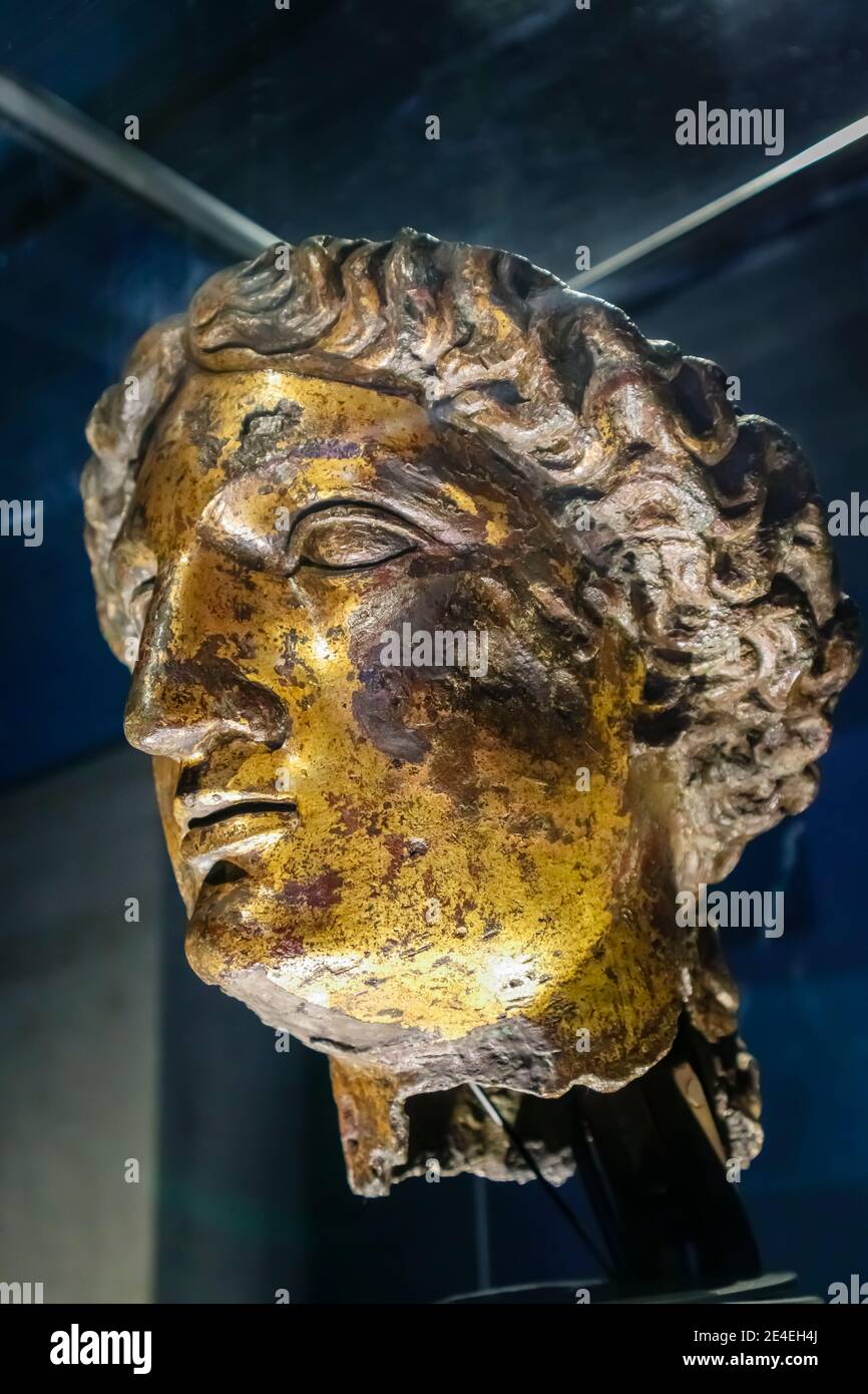 Der vergoldete Bronzekopf der Göttin Sulis Minerva im Museum der Römischen Bäder, eine Touristenattraktion in der Stadt Bath, Somerset, Südwestengland Stockfoto