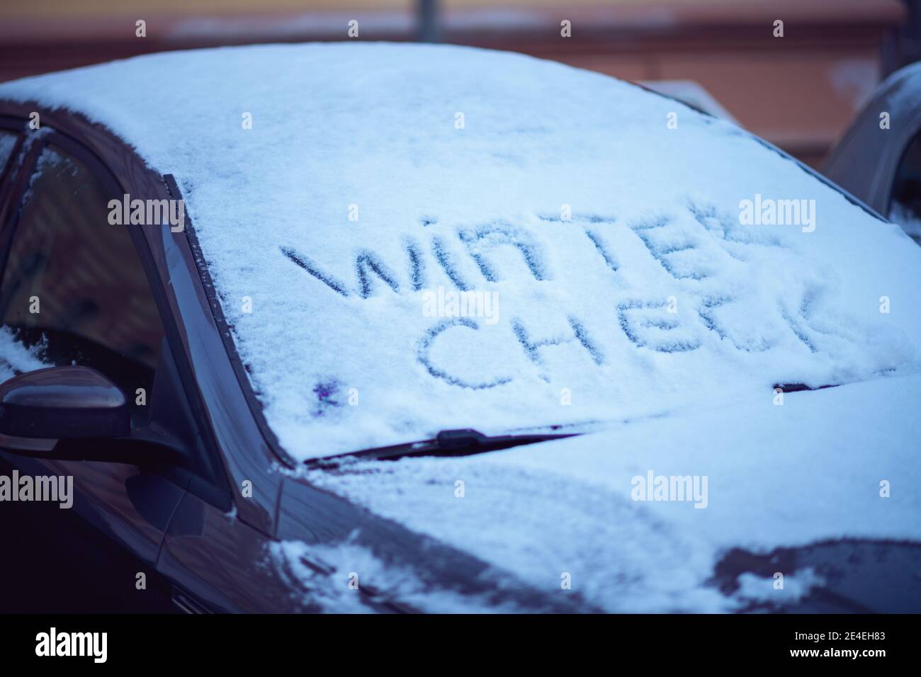 Verschneite Auto Windschutzscheibe mit Winter Check Inschrift im Freien in der Stadt im Winter. Stockfoto