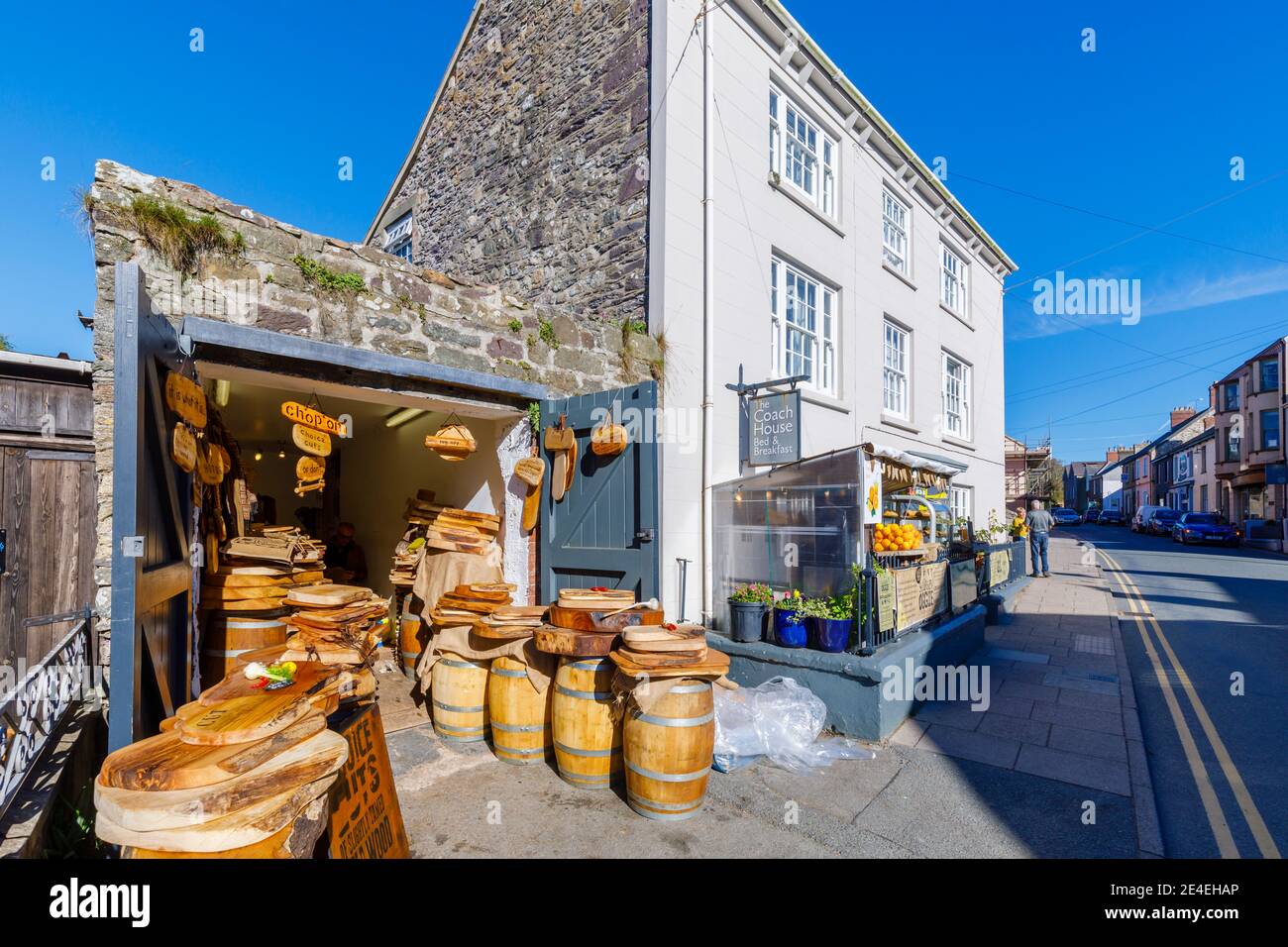 Ein örtliches Holzschnitzergeschäft, das touristische Souvenirs in der Hauptstraße von St. David's, einer kleinen Domstadt in Pembrokeshire, Südwesten von Wales, verkauft Stockfoto