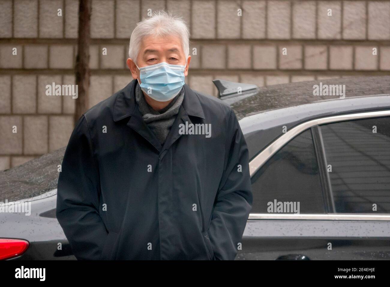 Seoul, Südkorea. Januar 2021. Choi Gee-Sung, ehemaliger Leiter des inzwischen aufgelösten Kontrollturms Future Strategy Office der Samsung Group, Ankunft am Obersten Gerichtshof von Seoul, um an einem erneuten Verfahren gegen einen Bestechungsfall teilzunehmen, an dem der ehemalige südkoreanische Präsident Park Geun-Hye beteiligt war.der stellvertretende Vorsitzende von Samsung, Lee Jae-Yong, wurde in Gewahrsam genommen, nachdem das Gericht bei der erneuten Verhandlung zu zwei Jahren und sechs Monaten Gefängnis verurteilt worden war. Lee hatte mit Bestechung ehemaligen Präsidenten Park, um ihm zu helfen erben Kontrolle über Samsung angeklagt. Choi Gee-Sung wurde als Lees Komplizen angeklagt und zu zwei Jahren und sechs mont verurteilt Stockfoto