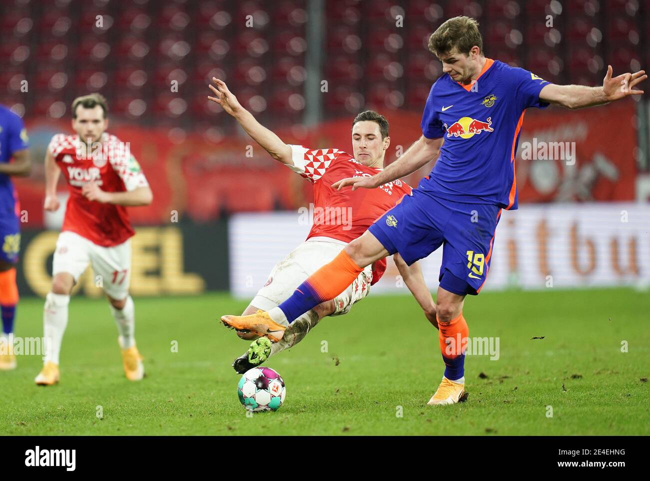 Stadt Mainz, Deutschland. 23. Jan, 2021. firo: 23.01.2021 Fußball: 1. Bundesliga, Saison 2020/21 FSV Mainz - RB Leipzig von links nach rechts Dominik Kohr (Mainz), Alexander Soerloth Credit: Thorsten Wagner/Witters/POOL/via firoportphoto / usage worldwide/dpa/Alamy Live News Stockfoto