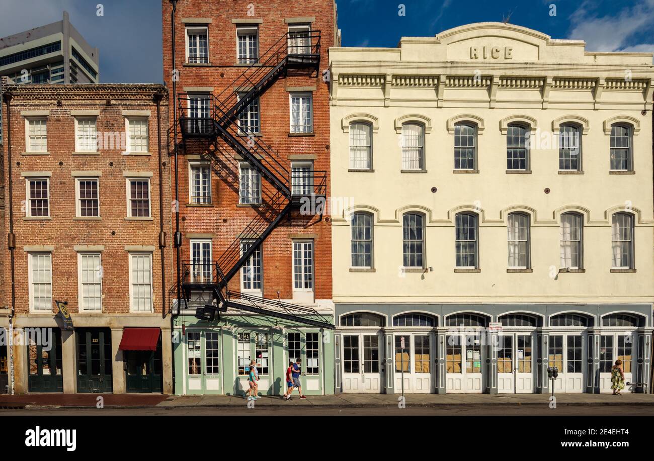 New Orleans, Louisiana, USA -- 25. Mai 2019. Ein Weitwinkelfoto des Rice Building auf einer fast menschenleeren North Peters Street in New Orleans. Stockfoto