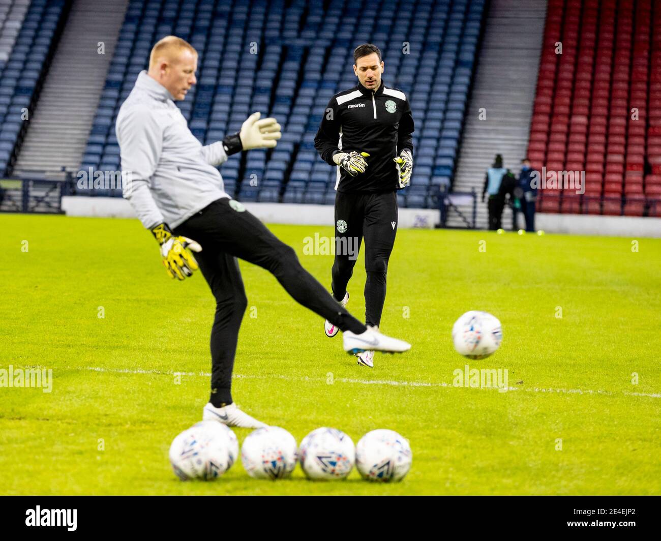 Hampden Park Stadium, Glasgow, Schottland, Großbritannien. 23. Januar 2021 Ofir Marciano von Hibernian erwärmt sich vor dem Start im Halbfinale des Betfred Cup gegen St Johnstone gegen Hibernian Credit: Alan Rennie/Alamy Live News Stockfoto