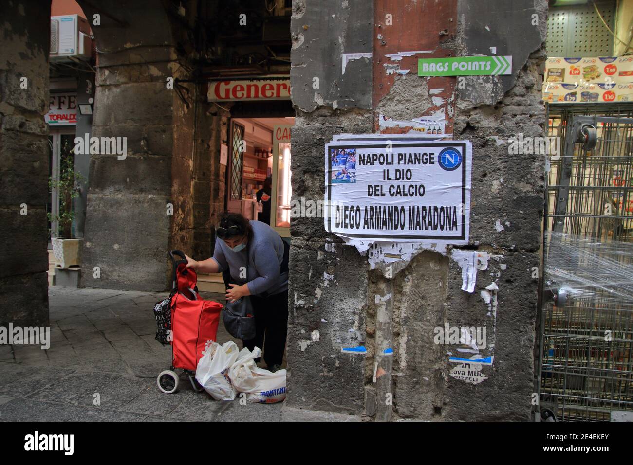 Drei Tage nach dem Tod von Maradona , die am 25. November in Argentinien aufgetreten.Beerdigungsplakat für die Straßen des historischen Zentrums. Stockfoto
