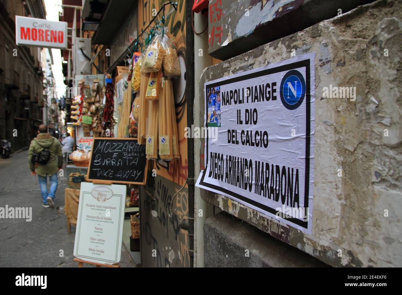 Drei Tage nach dem Tod von Maradona , die am 25. November in Argentinien aufgetreten.Beerdigungsplakat für die Straßen des historischen Zentrums. Stockfoto