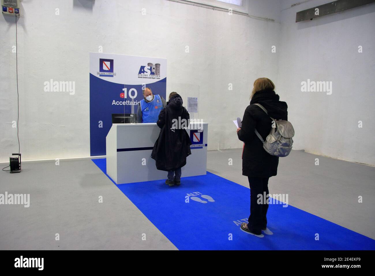 Die lokale Gesundheitsgesellschaft 1 Neapel Zentrum, hat ein Zentrum Impfung gegen Covid-19 eingerichtet. Menschen Empfangsbox für den Impfstoff gebucht. Stockfoto