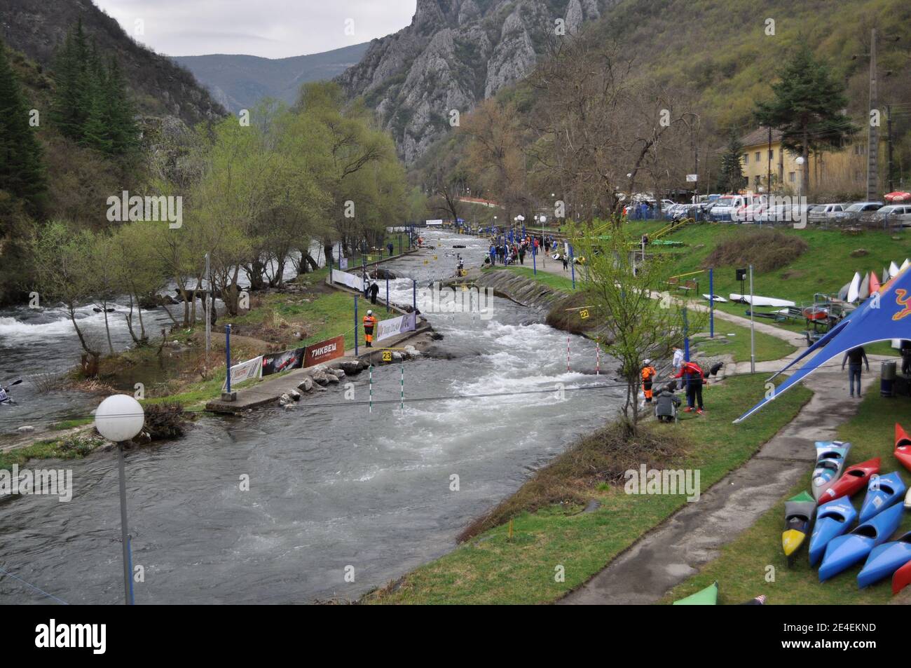 Skopje, Mazedonien, April 07,2018. Auf dem Fluss Treska wurde 50-th jährlichen Internationalen Ilinden Kanuslalom Wettbewerb – IKAS statt. Stockfoto