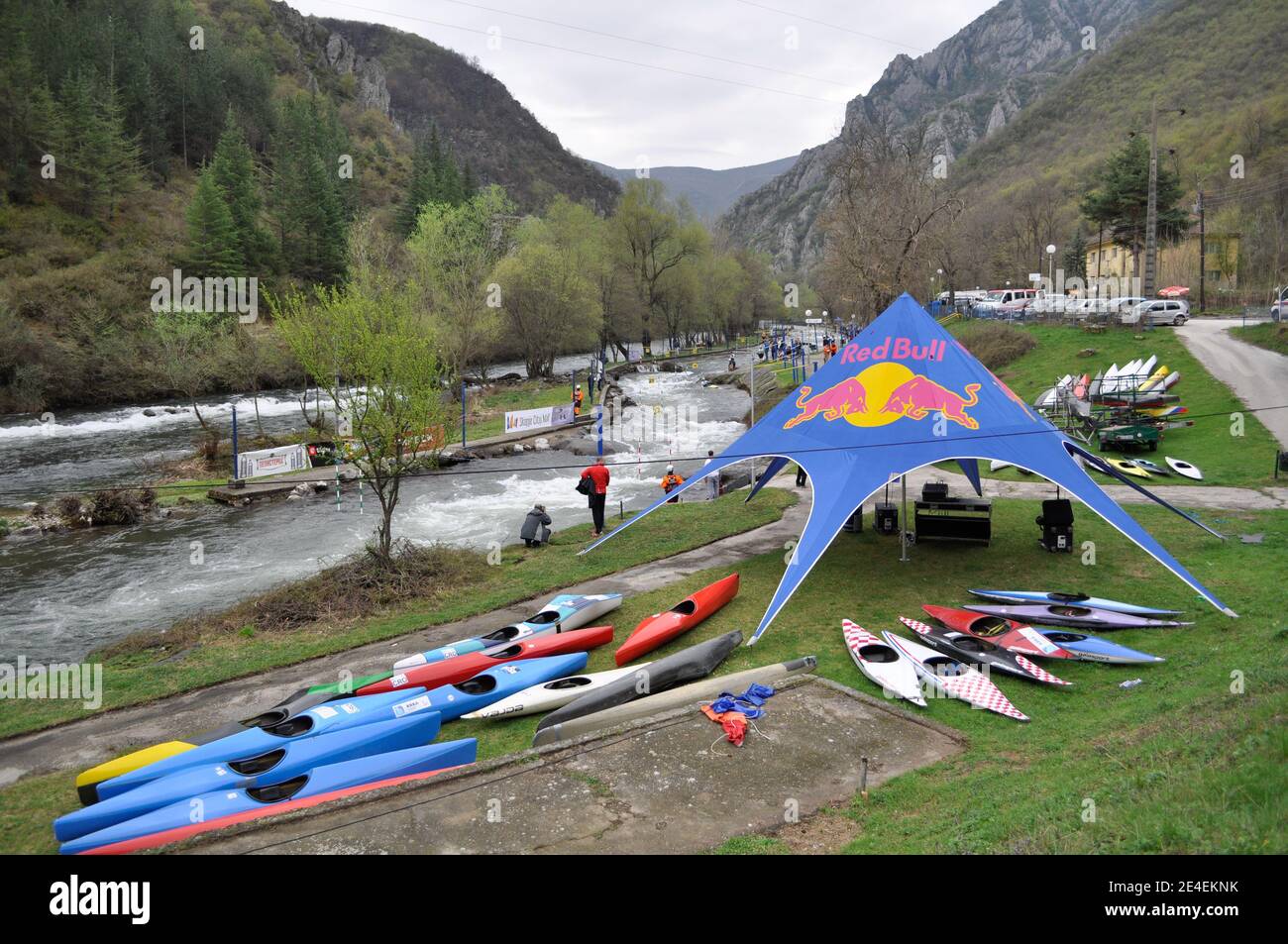 Skopje, Mazedonien, April 07,2018. Auf dem Fluss Treska wurde 50-th jährlichen Internationalen Ilinden Kanuslalom Wettbewerb – IKAS statt. Stockfoto