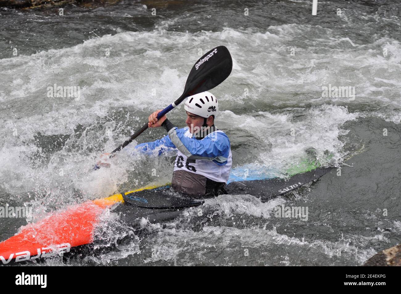 Skopje, Mazedonien, April 07,2018. Auf dem Fluss Treska wurde 50-th jährlichen Internationalen Ilinden Kanuslalom Wettbewerb – IKAS statt. Stockfoto