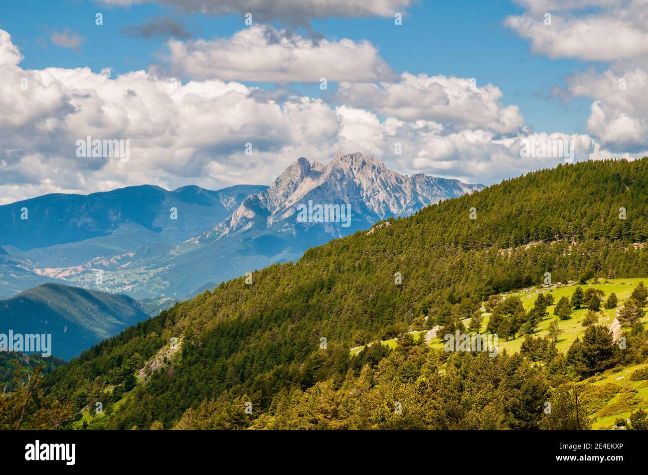 Blick auf den Berg Pedraforca von Coll de Pal, Katalonien, Spanien Stockfoto