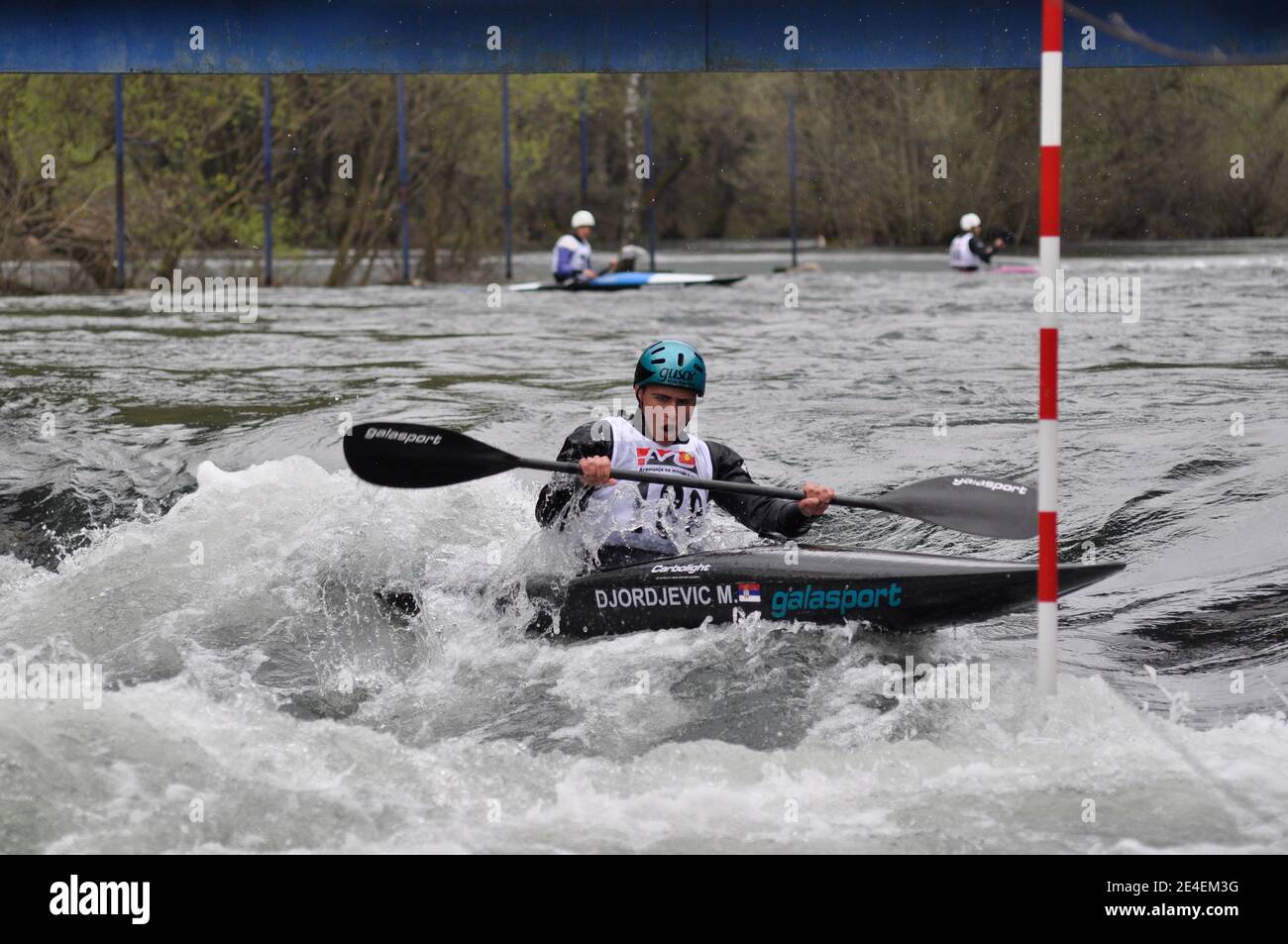 Skopje, Mazedonien, April 07,2018. Auf dem Fluss Treska wurde 50-th jährlichen Internationalen Ilinden Kanuslalom Wettbewerb – IKAS statt. Stockfoto