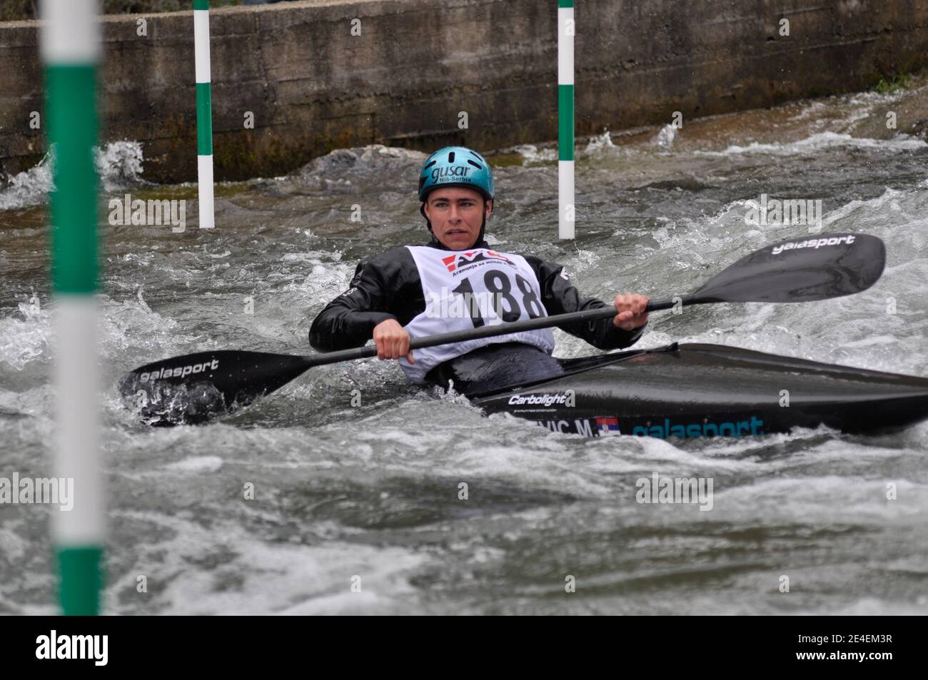 Skopje, Mazedonien, April 07,2018. Auf dem Fluss Treska wurde 50-th jährlichen Internationalen Ilinden Kanuslalom Wettbewerb – IKAS statt. Stockfoto