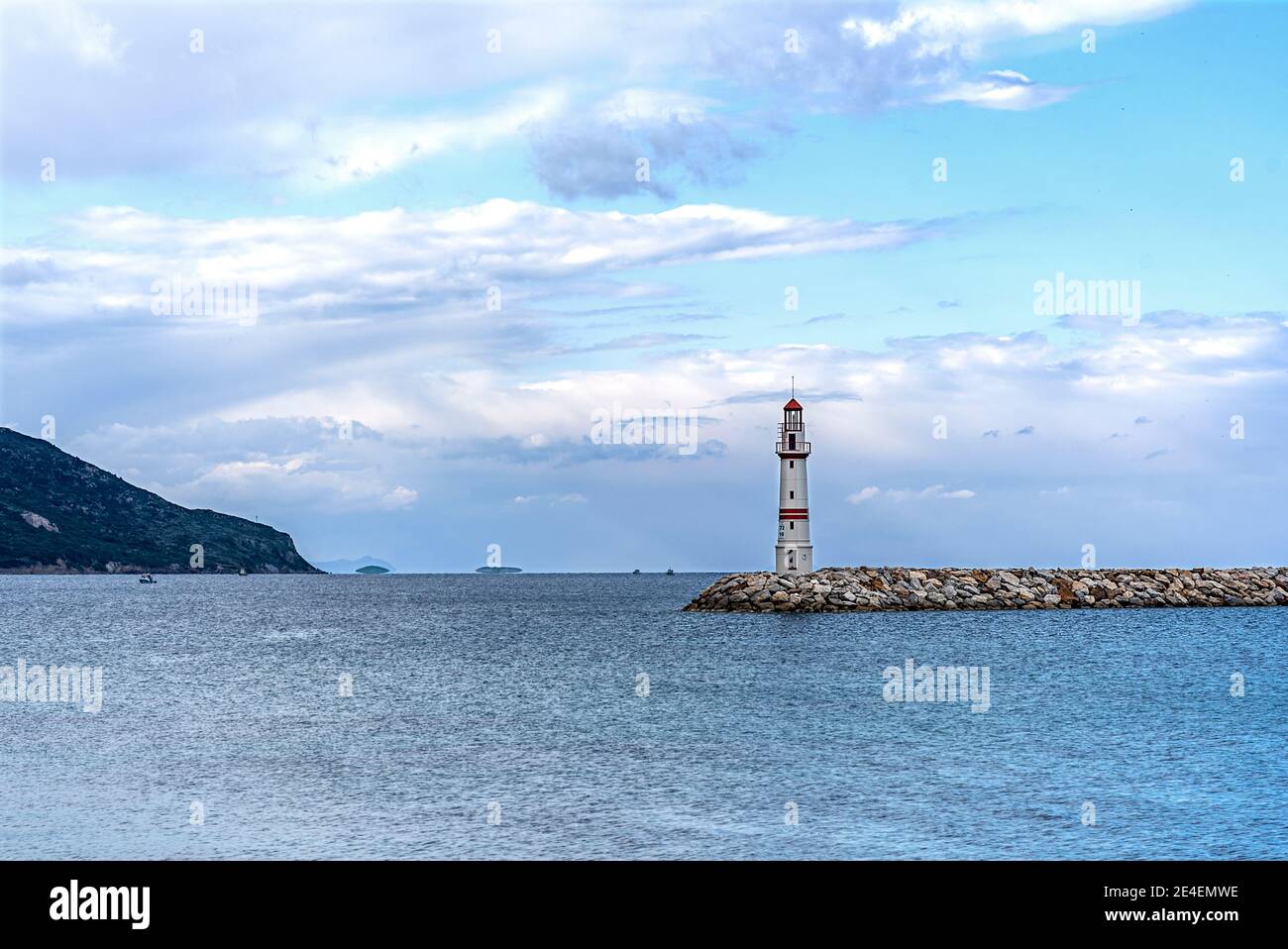 Baumbank und Leuchtturm am Meer.Turgutreis, Bodrum, Türkei Stockfoto