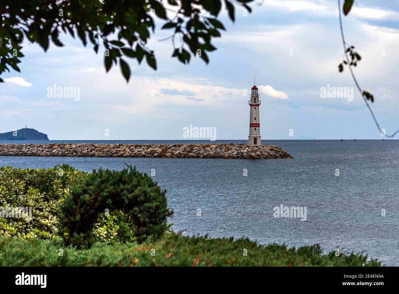 Baumbank und Leuchtturm am Meer.Turgutreis, Bodrum, Türkei Stockfoto