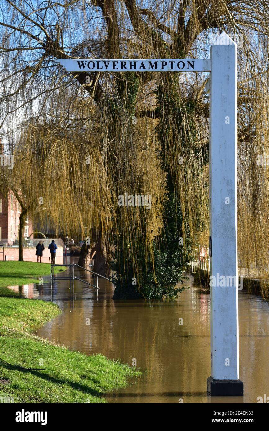 Fingerpost Kanalschild steht in Hochwasser nach dem Fluss Severn platzt seine Ufer in der Stadt Stourport-on-Severn, Worcestershire, England, Großbritannien Stockfoto