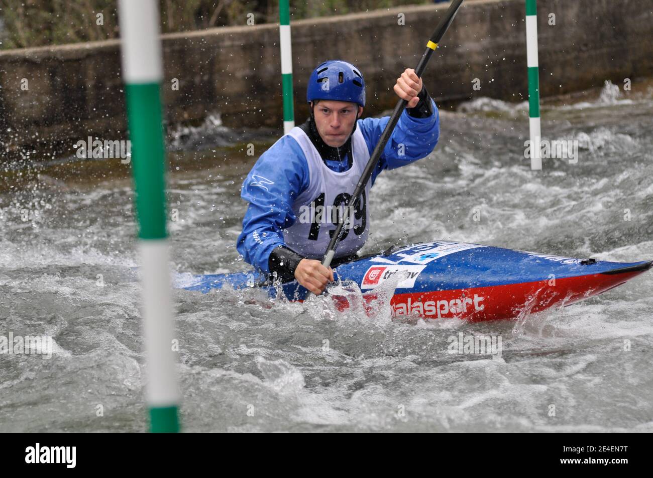 Skopje, Mazedonien, April 07,2018. Auf dem Fluss Treska wurde 50-th jährlichen Internationalen Ilinden Kanuslalom Wettbewerb – IKAS statt. Stockfoto