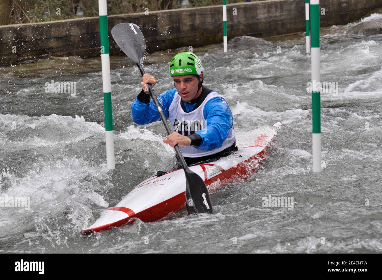 Skopje, Mazedonien, April 07,2018. Auf dem Fluss Treska wurde 50-th jährlichen Internationalen Ilinden Kanuslalom Wettbewerb – IKAS statt. Stockfoto
