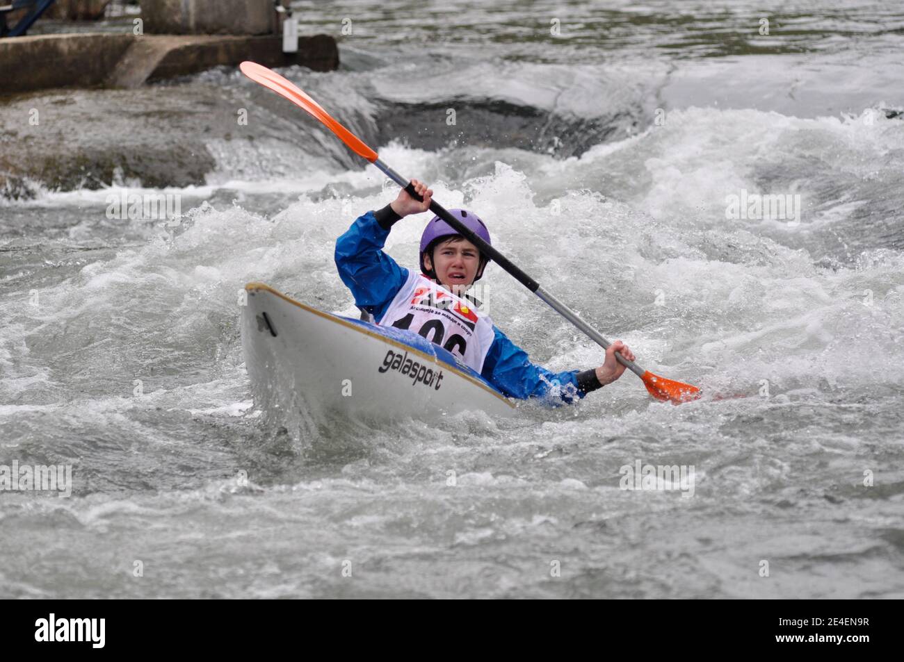 Skopje, Mazedonien, April 07,2018. Auf dem Fluss Treska wurde 50-th jährlichen Internationalen Ilinden Kanuslalom Wettbewerb – IKAS statt. Stockfoto