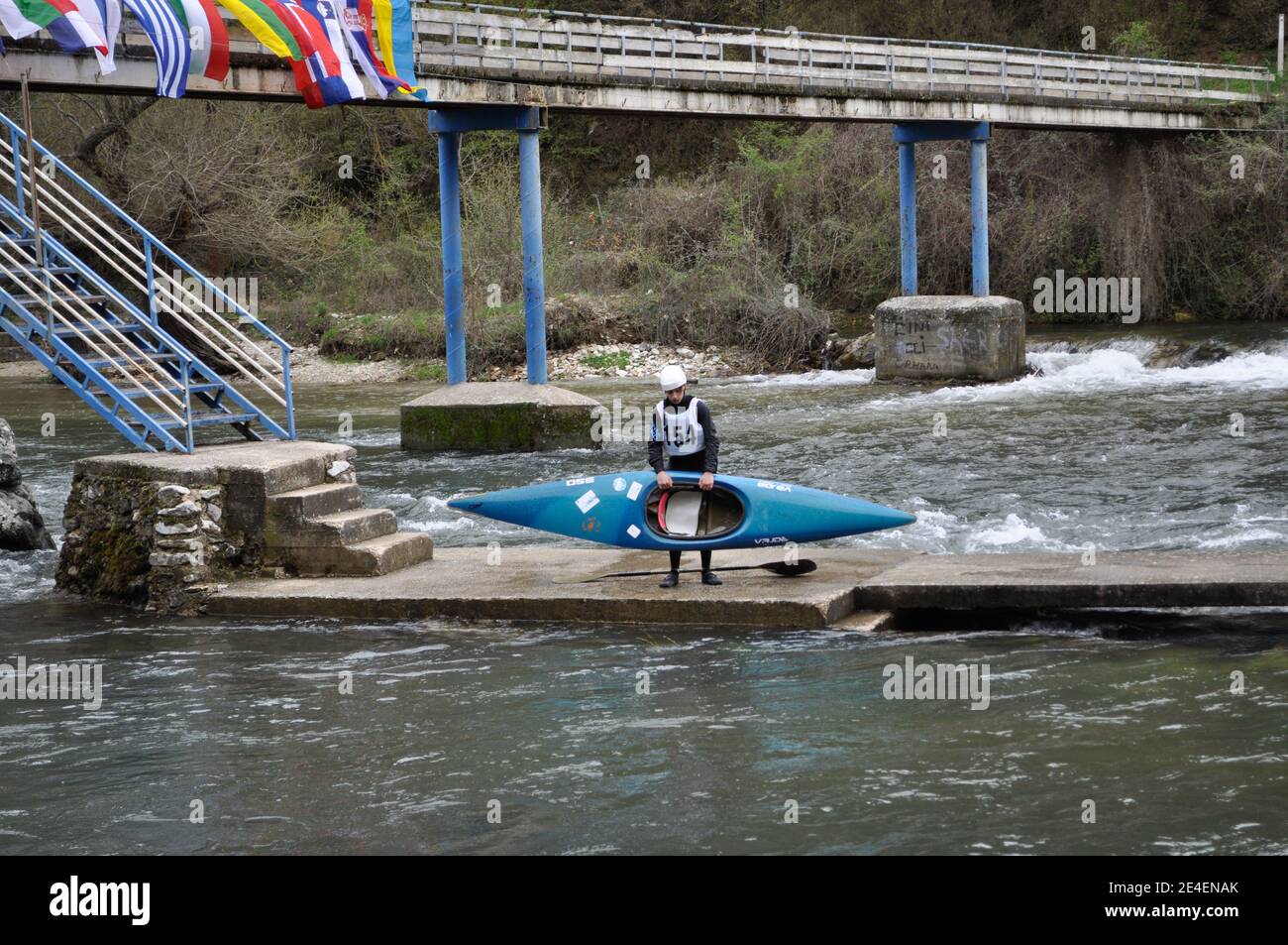 Skopje, Mazedonien, April 07,2018. Auf dem Fluss Treska wurde 50-th jährlichen Internationalen Ilinden Kanuslalom Wettbewerb – IKAS statt. Stockfoto