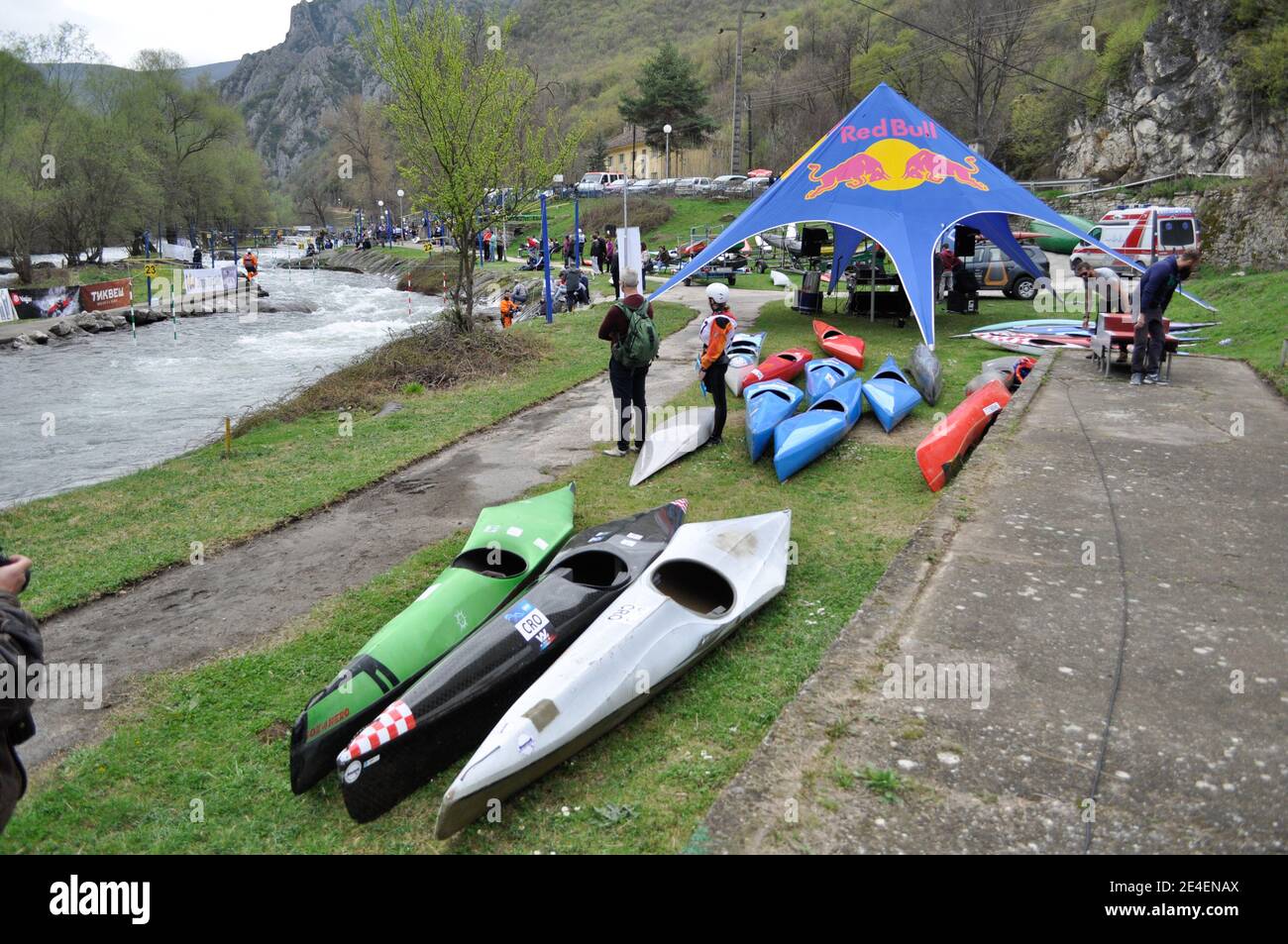 Skopje, Mazedonien, April 07,2018. Auf dem Fluss Treska wurde 50-th jährlichen Internationalen Ilinden Kanuslalom Wettbewerb – IKAS statt. Stockfoto
