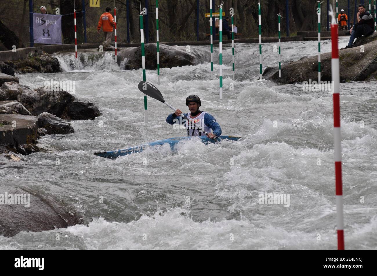 Skopje, Mazedonien, April 07,2018. Auf dem Fluss Treska wurde 50-th jährlichen Internationalen Ilinden Kanuslalom Wettbewerb – IKAS statt. Stockfoto