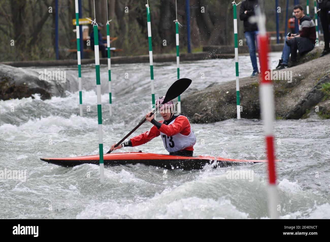 Skopje, Mazedonien, April 07,2018. Auf dem Fluss Treska wurde 50-th jährlichen Internationalen Ilinden Kanuslalom Wettbewerb – IKAS statt. Stockfoto