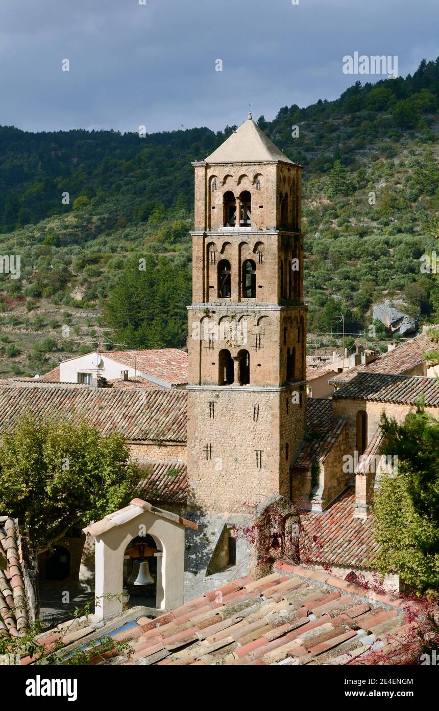 Glockenturm oder Glockenturm von Notre-Dame-de-l'Assomption Kirche Moustiers-Sainte-Marie oder Moustiers Alpes-de-Haute-Provence Frankreich Stockfoto