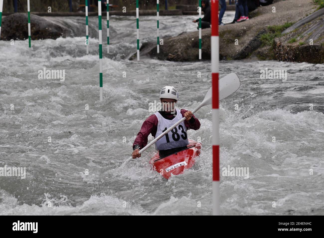 Skopje, Mazedonien, April 07,2018. Auf dem Fluss Treska wurde 50-th jährlichen Internationalen Ilinden Kanuslalom Wettbewerb – IKAS statt. Stockfoto