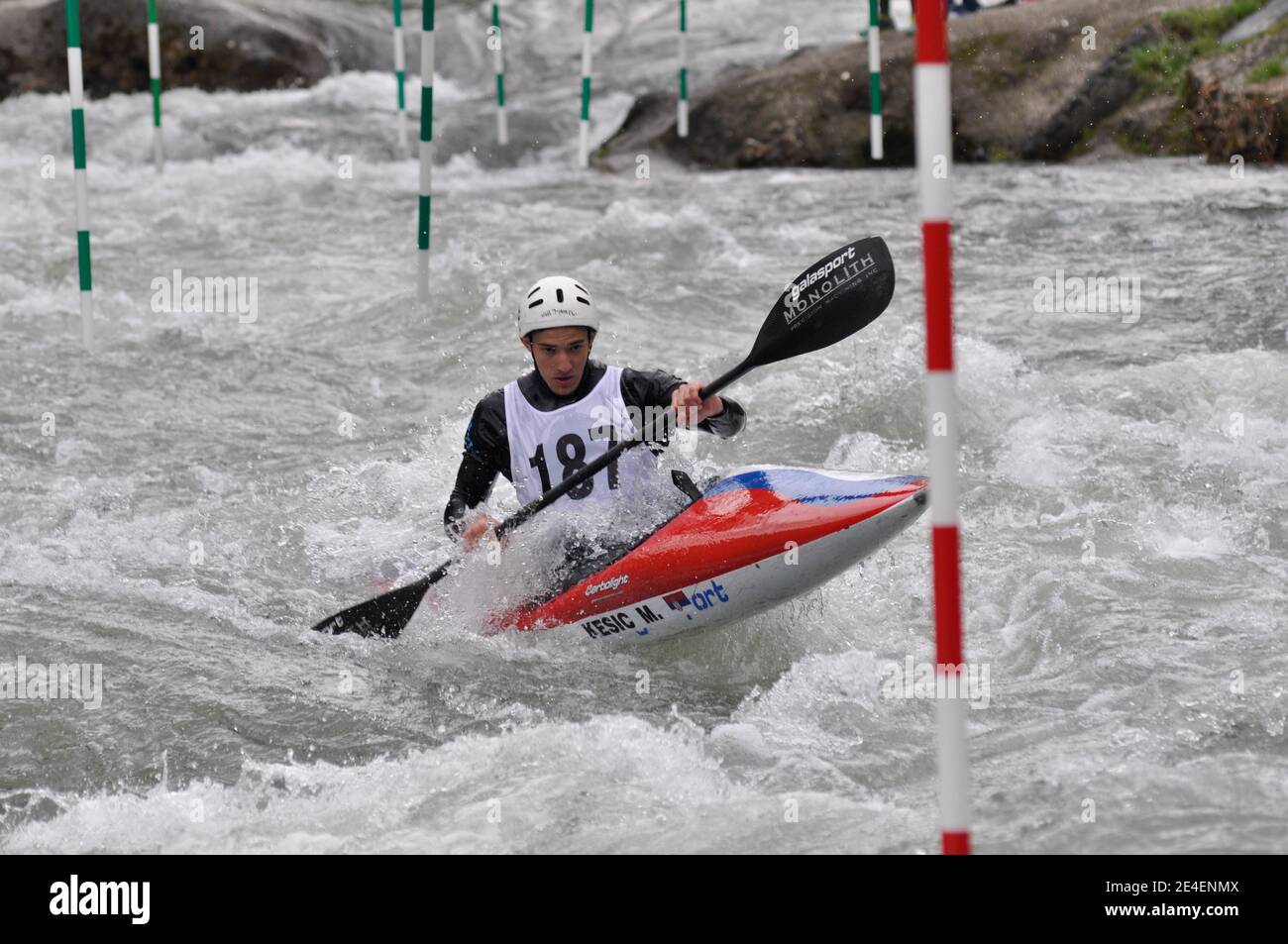 Skopje, Mazedonien, April 07,2018. Auf dem Fluss Treska wurde 50-th jährlichen Internationalen Ilinden Kanuslalom Wettbewerb – IKAS statt. Stockfoto