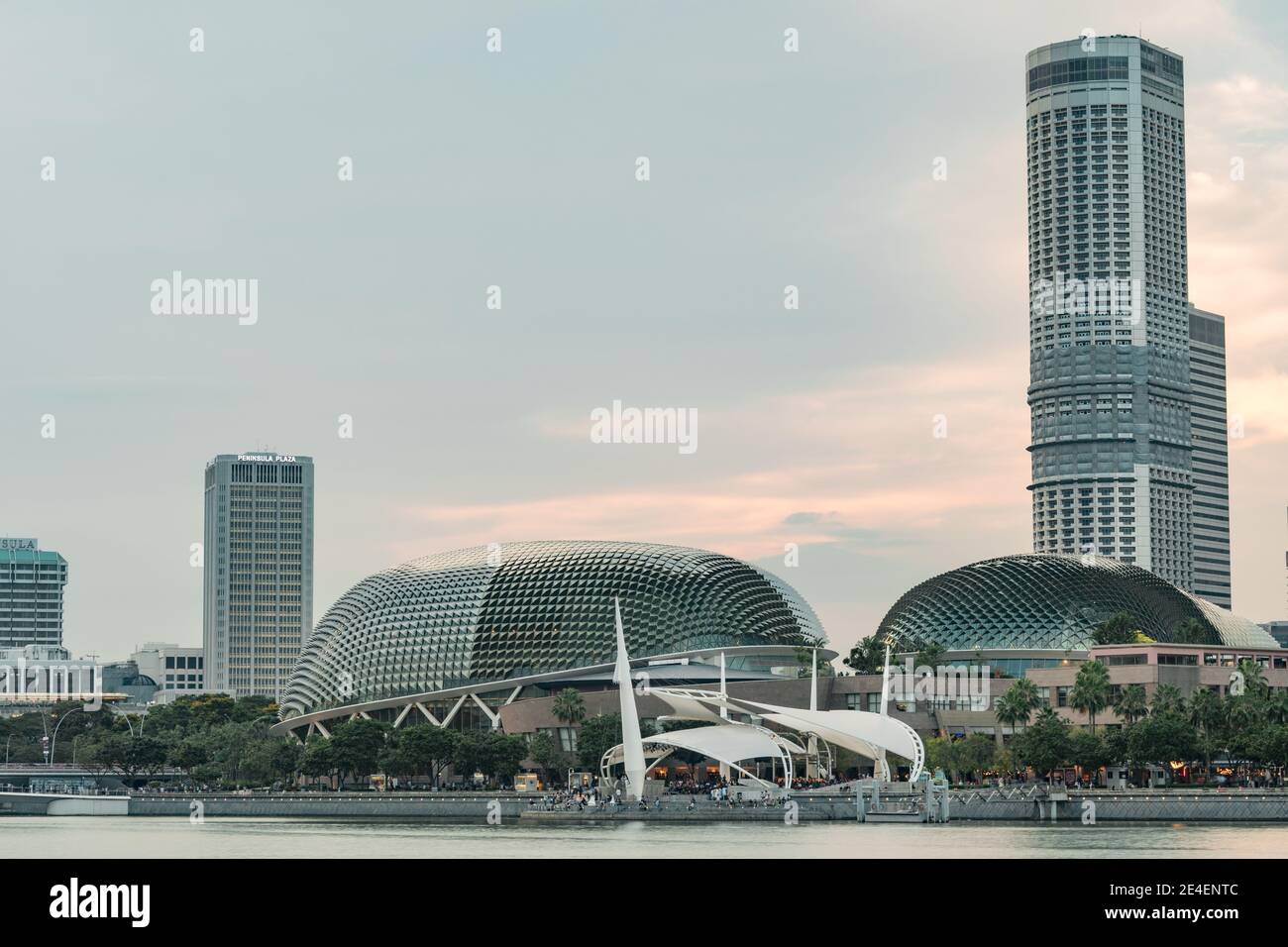 Esplanade Theatres by the Bay Concert Hall (auch Durian genannt) am Waterfront, Marina Bay, Singapur. Stockfoto