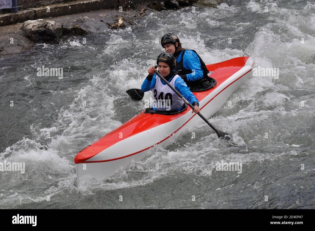 Skopje, Mazedonien, April 07,2018. Auf dem Fluss Treska wurde 50-th jährlichen Internationalen Ilinden Kanuslalom Wettbewerb – IKAS statt. Stockfoto