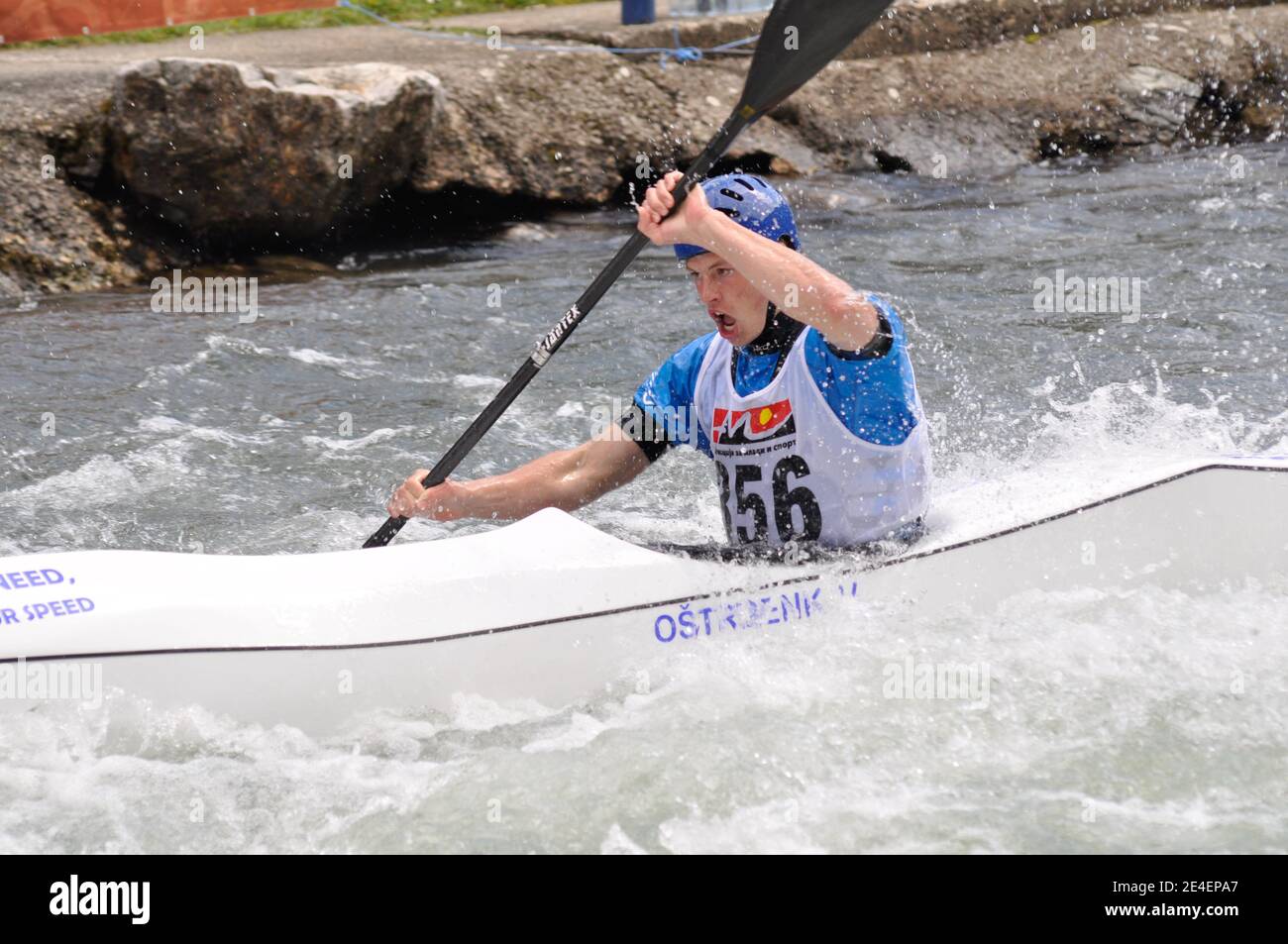 Skopje, Mazedonien, April 07,2018. Auf dem Fluss Treska wurde 50-th jährlichen Internationalen Ilinden Kanuslalom Wettbewerb – IKAS statt. Stockfoto