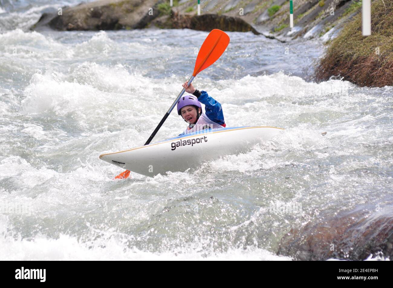 Skopje, Mazedonien, April 07,2018. Auf dem Fluss Treska wurde 50-th jährlichen Internationalen Ilinden Kanuslalom Wettbewerb – IKAS statt. Stockfoto