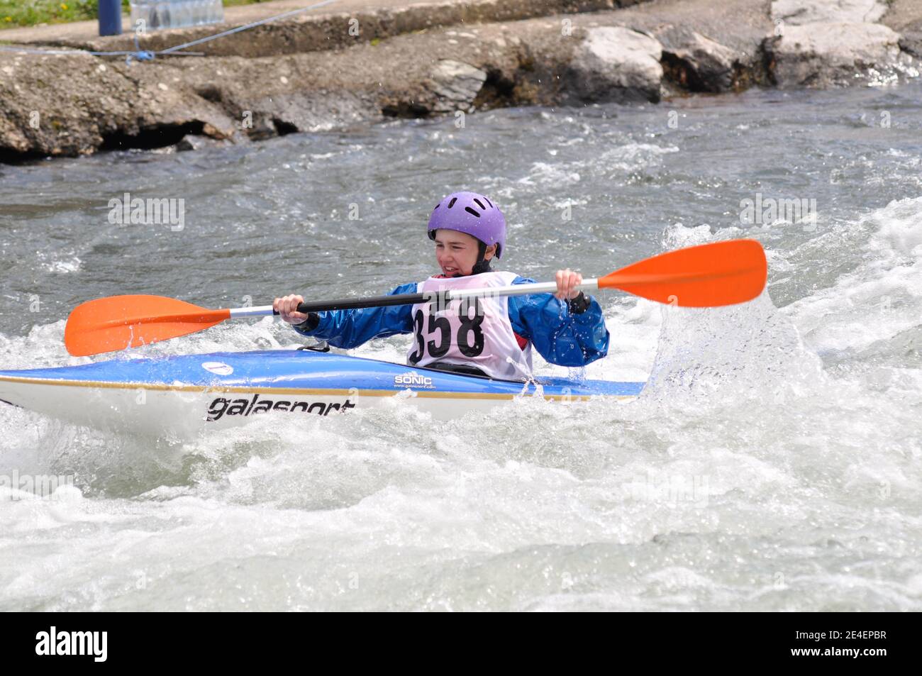 Skopje, Mazedonien, April 07,2018. Auf dem Fluss Treska wurde 50-th jährlichen Internationalen Ilinden Kanuslalom Wettbewerb – IKAS statt. Stockfoto