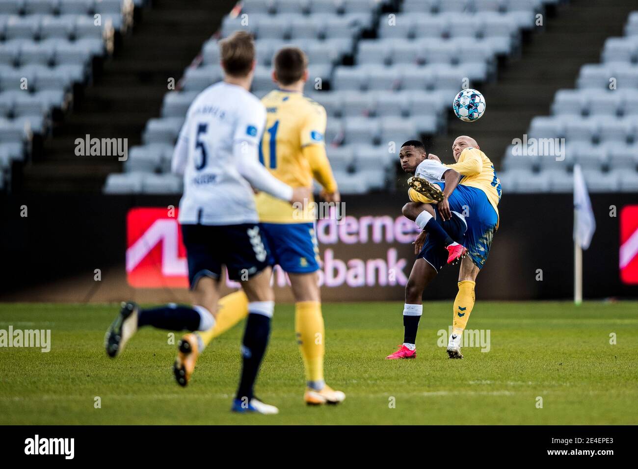 Aarhus, Dänemark. Januar 2021. Michael Lumb (12) von Broendby IF und Gift Links (11) von AGF bei einem Testspiel zwischen Aarhus GF und Broendby IF im Ceres Park in Aarhus. (Foto Kredit: Gonzales Foto/Alamy Live News Stockfoto